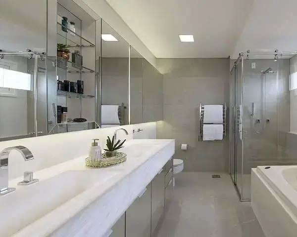 Tamanho de porcelanato para banheiro: porcelanato acetinado em banheiro (foto: Espaço do Traço Arquitetura)