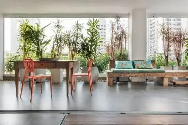 Porcelanato acetinado: jardim da varanda com cadeira laranja (projeto: Décio Navarro)