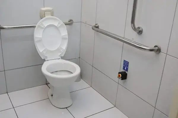 Banheiro acessível: barra de apoio ao lado e atrás do vaso sanitário