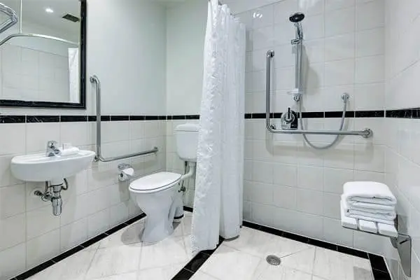 Banheiro acessível com chuveiro: barra de apoio e assento trazem segurança no banho