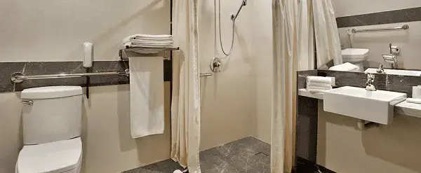 Banheiro acessível com box de tecido traz praticidade e economia na obra