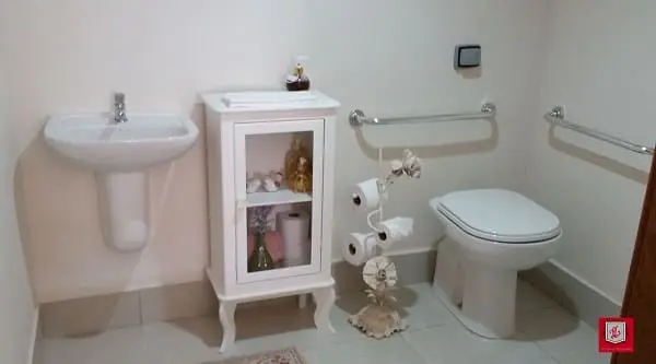Banheiro acessível com armário no estilo retrô (projeto: Elisama Costa)