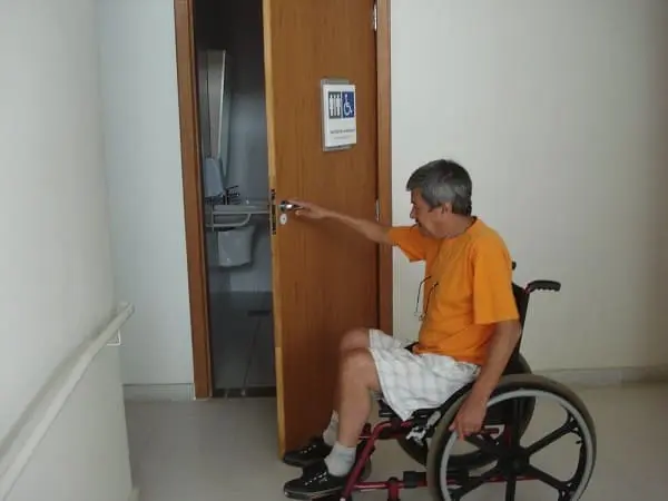 Banheiro acessível: porta de banheiro acessível (foto: blog do cadeirante)