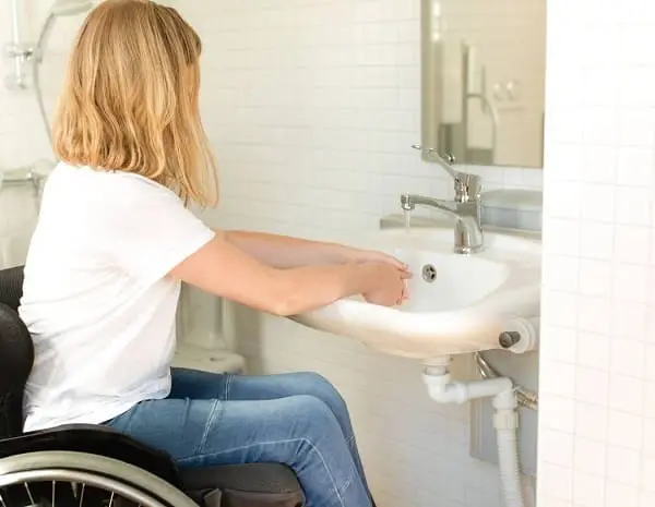 Banheiro acessível: lavatório sem armário embaixo facilita o uso do cadeirante