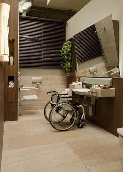 Banheiro acessível: piso com com neutra não atrapalha a visualização do usuário