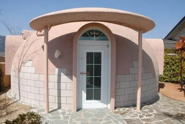 Casa de espuma de poliestireno en Japón con fachada rosa y blanca (Dome House)