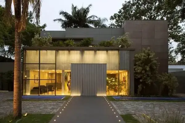 Fachadas de Casas Térreas: fachada de vidro com revestimento preto é moderna e elegante (projeto: Teresinha C. Maia de Carvalho)