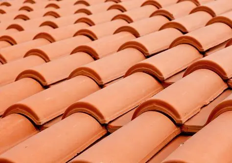 Inclinação de telhado: telha cerâmica é a mais usada no Brasil