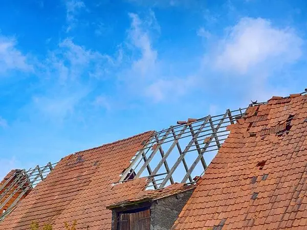 Inclinação de telhado: ventania pode até mesmo arrancar cobertura com inclinação incorreta