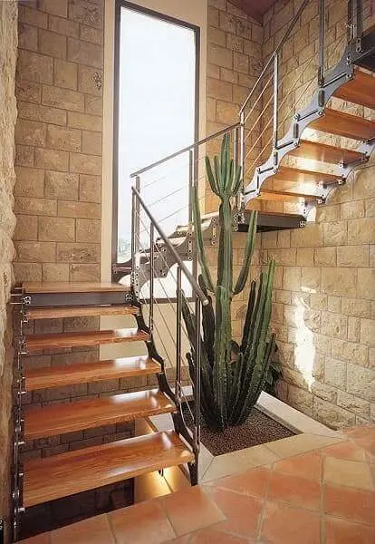 Jardim de inverno embaixo da escada: cacto combina com escada rústica