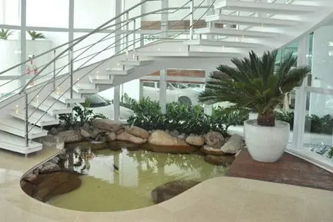 Jardim embaixo da escada: lago artificial fica lindo em espaços maiores