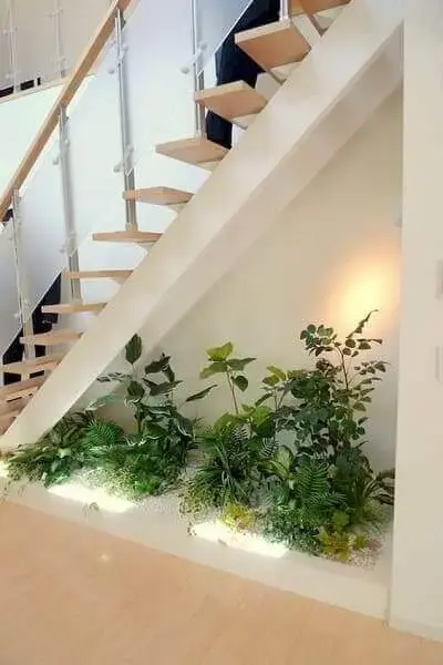 Jardim embaixo da escada: plantas dão charme até aos espaços mais reduzidos