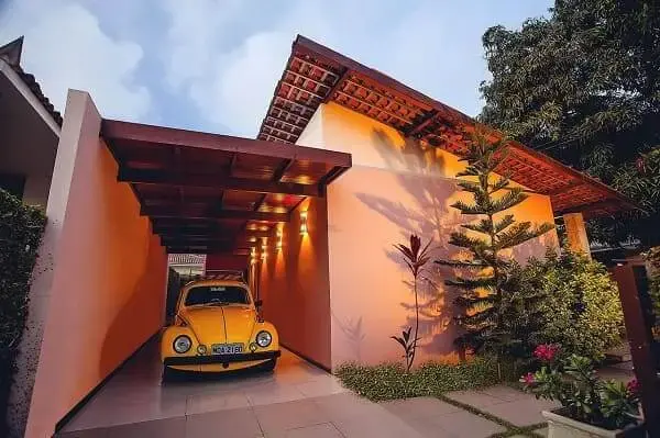 Fachadas de casas térreas com garagem na frente: garagem com iluminação traz beleza e valoriza espaço pequeno (projeto: Martins Lucena)