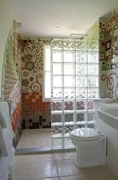 Tipos de ladrillos decorativos: pared de ladrillos de vidrio utilizada como ducha