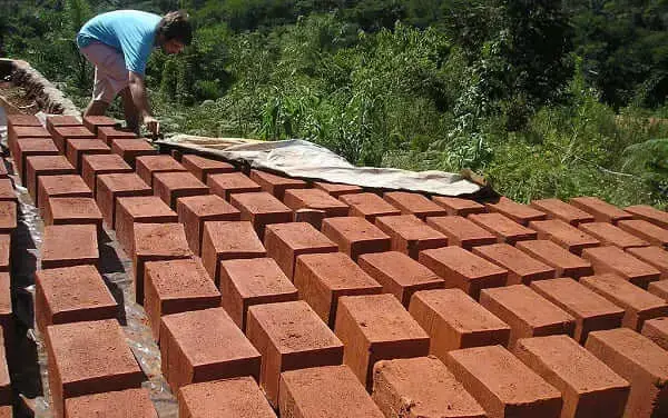 Tipos de tijolos: tijolo de adobe são usados na bioconstrução
