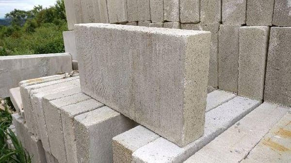 Tipos de tijolos: tijolo de concreto celular em canteiro de obra