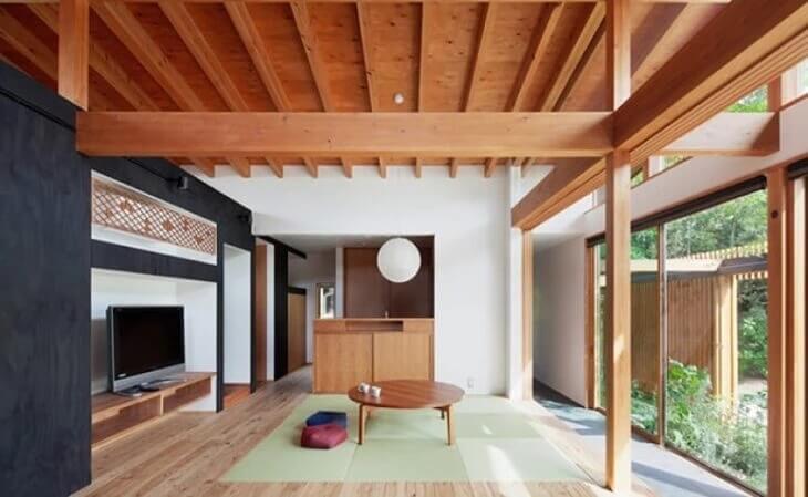 A luz natural invade a casa japonesa