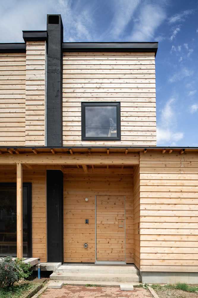 Casa japonesa revestida com madeira