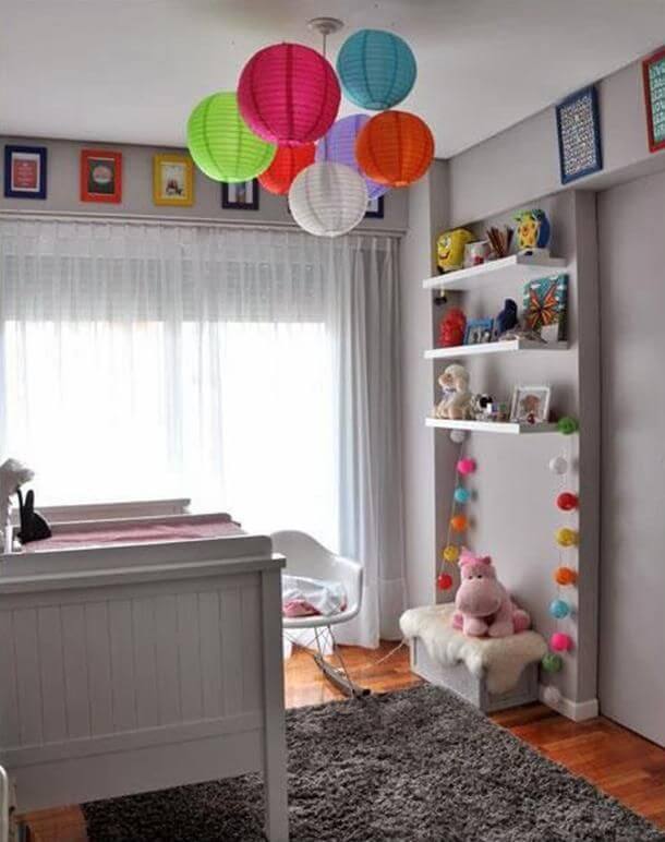 Casa japonesa: quarto infantil colorido decorado com luminarias japonesas