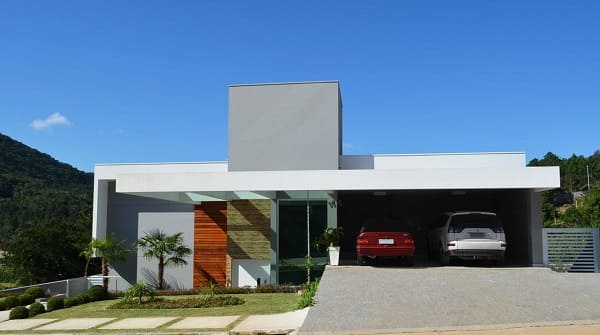 Casa quadrada: fachada com cores neutras e garagem para dois carros (projeto: Phillip José Martins)