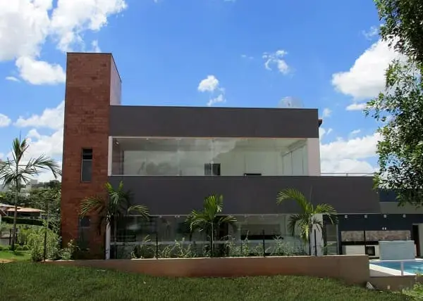 Casa quadrada: fachada moderna com balcão cinza (projeto: Mutabile Arquitetura e Design Gráfico)