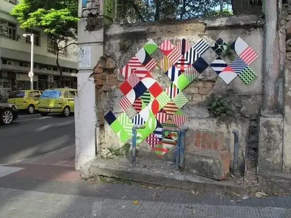 Intervenção urbana: parede com azulejos coloridos no Rio de Janeiro