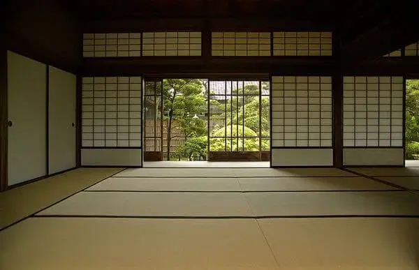 Janelas amplas da casa japonesa intensificam a ventilação no ambiente