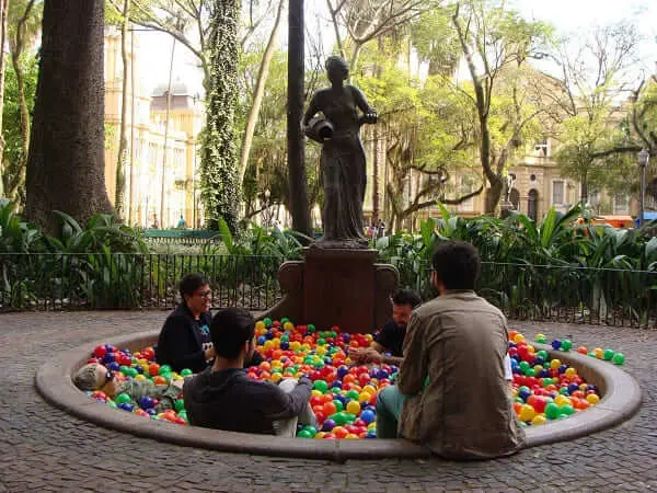 Intervenção Urbana: Piscina de Bolinha na Praça da Alfândega - Sandro Ka