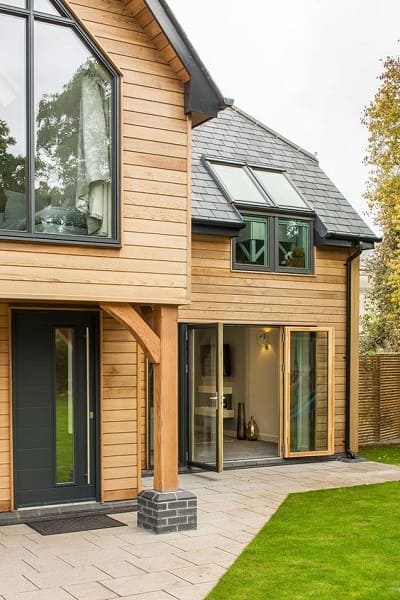 Wood Frame: casa com porta de vidro e telhado preto (fonte: Potton Self-Build)