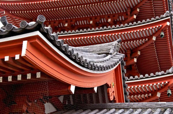 Casa japonesa: telhado com beiral vermelho