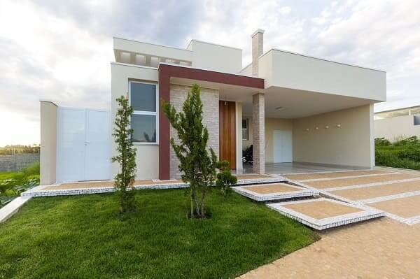 Casa quadrada: fachada de casa moderna com detalhe em vermelho (projeto: SA Engenharia e Arquitetura)