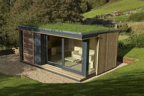 Estrutura metálica: casa com telhado verde e porta de vidro (fonte: revista Viva Decora)