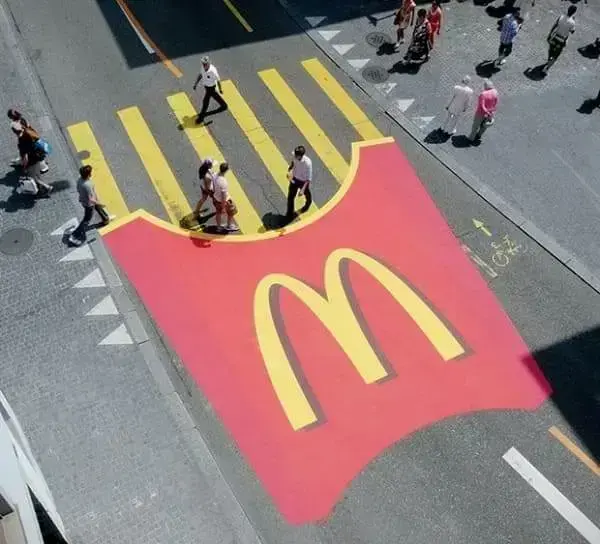 Intervenção Urbana: pintura de batata do McDonald's em faixa de pedestre
