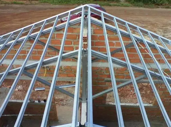 Estrutura metálica para telhado: telhado de estrutura metálica em casa de alvenaria