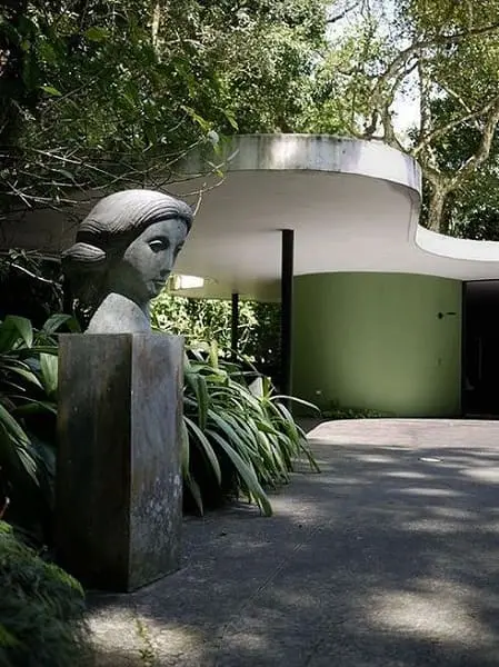 Casa das Canoas: fachada verde e estátua