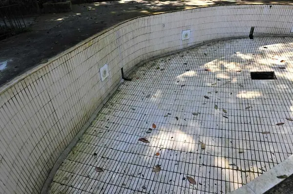 Casa das Canoas: piscina sem água e com rachaduras (foto: Carlos Eduardo Niemeyer)