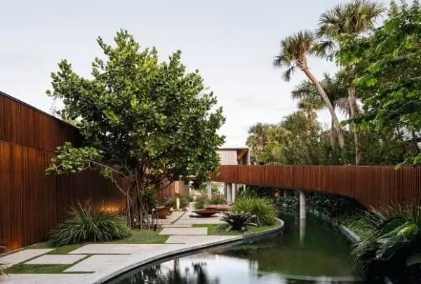 Casas mais extraordinárias do mundo: Casa Canal - passarela suspensa no jardim