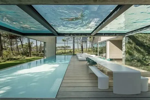 Casas mais extraordinárias do mundo: The Wall House - piscina de vidro