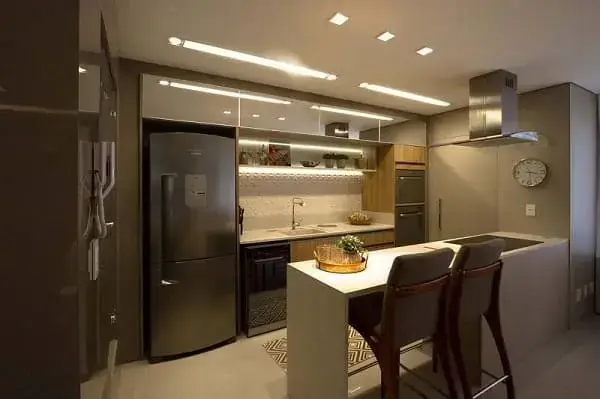 Iluminação de cozinha: fita de led em cozinha integrada (foto: Viva Decora)