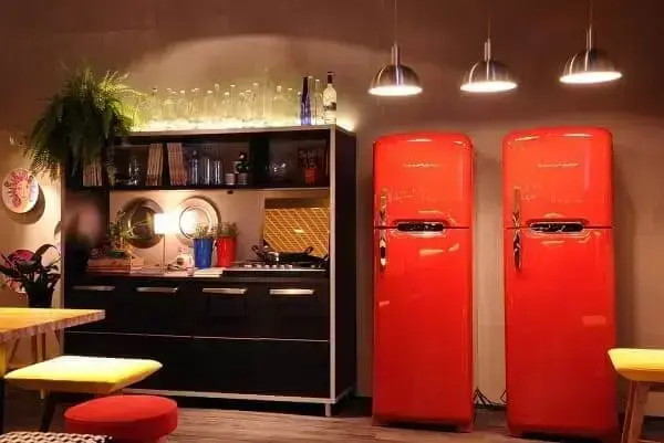 Iluminação de cozinha: pendentes, abajur e fita de led sobre o armário (projeto: Cristina Bozian)