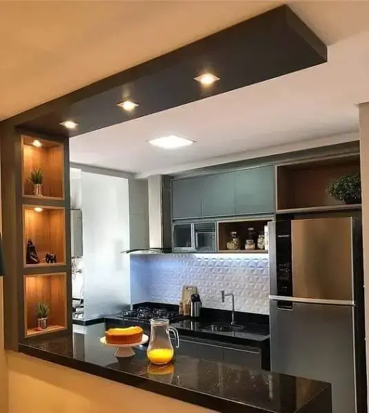 Iluminação de cozinha: spots embutidos sobre bancada de mármore