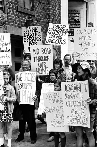 Jane Jacobs: pessoas em manifestação contra o elevado em Manhattan