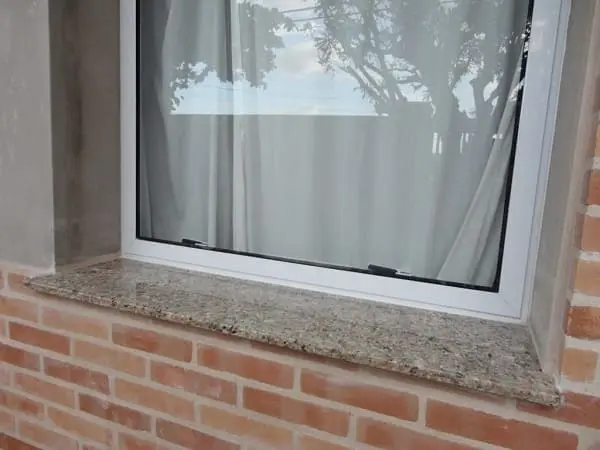 Peitoril de mármore na parte externa da janela