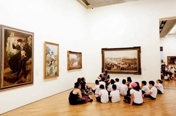 Pinacoteca: excursão de alunos em exposição (Foto: José Cordeiro - SPTuris)