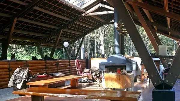 Telha ecológica: restaurante com telha ecológica marrom (foto: onduline)