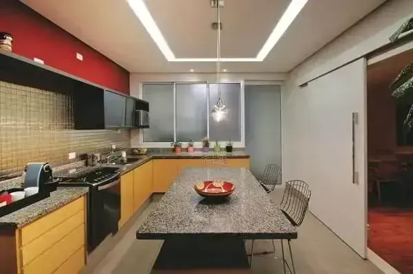 Iluminação de cozinha: pendente e rasgo de luz com fita de led