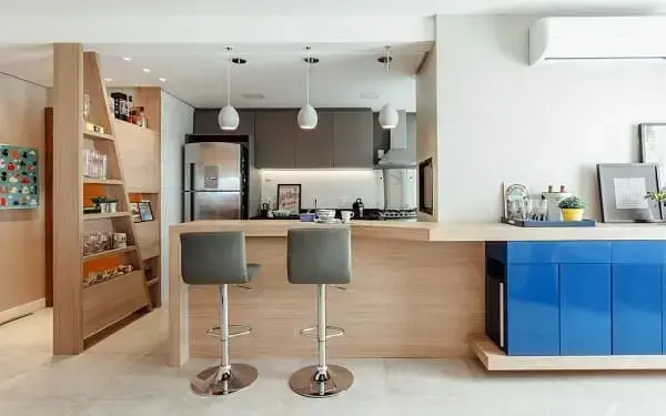 Iluminação de cozinha: pendente sobre a bancada que integra cozinha e sala (projeto: Ambientta Arquitetura)