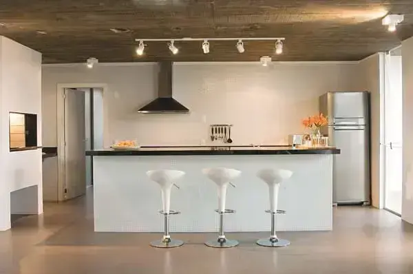 Iluminação de trilho na cozinha em decoração clean (foto: casa.com.br)