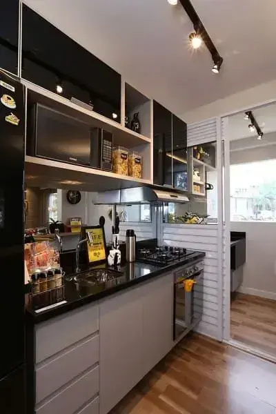 Iluminação de trilho na cozinha: decoração preta e cinza