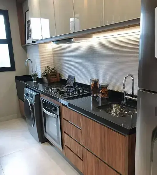 iluminação para pia de cozinha: fita de led destaca revestimento com textura